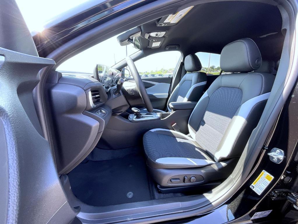 new 2025 Buick Envista car, priced at $26,393