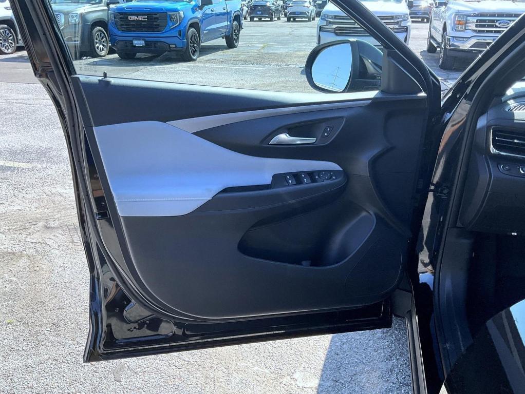 new 2025 Buick Envista car, priced at $26,393