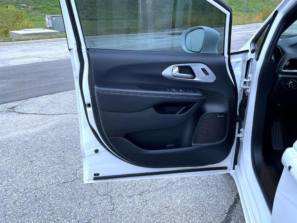 used 2018 Chrysler Pacifica car, priced at $13,809