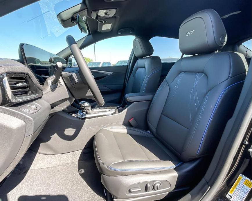 new 2025 Buick Envista car, priced at $28,079