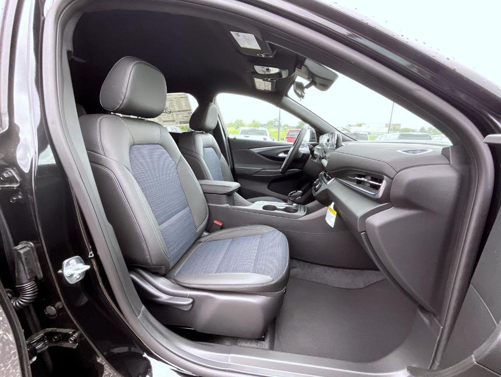 new 2025 Buick Envista car, priced at $26,393
