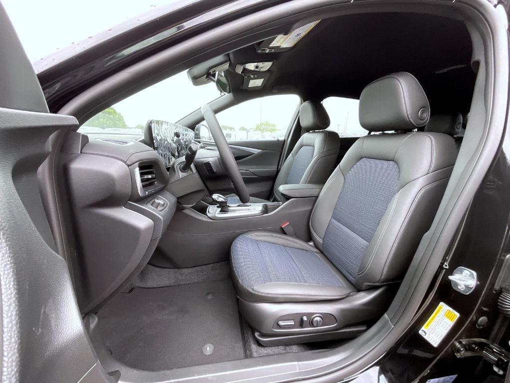 new 2025 Buick Envista car, priced at $26,393