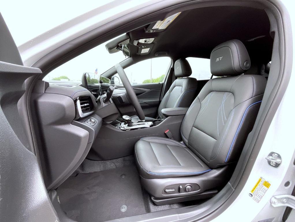 new 2025 Buick Envista car, priced at $27,862
