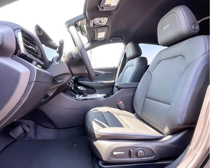 new 2025 Buick Envista car, priced at $28,079