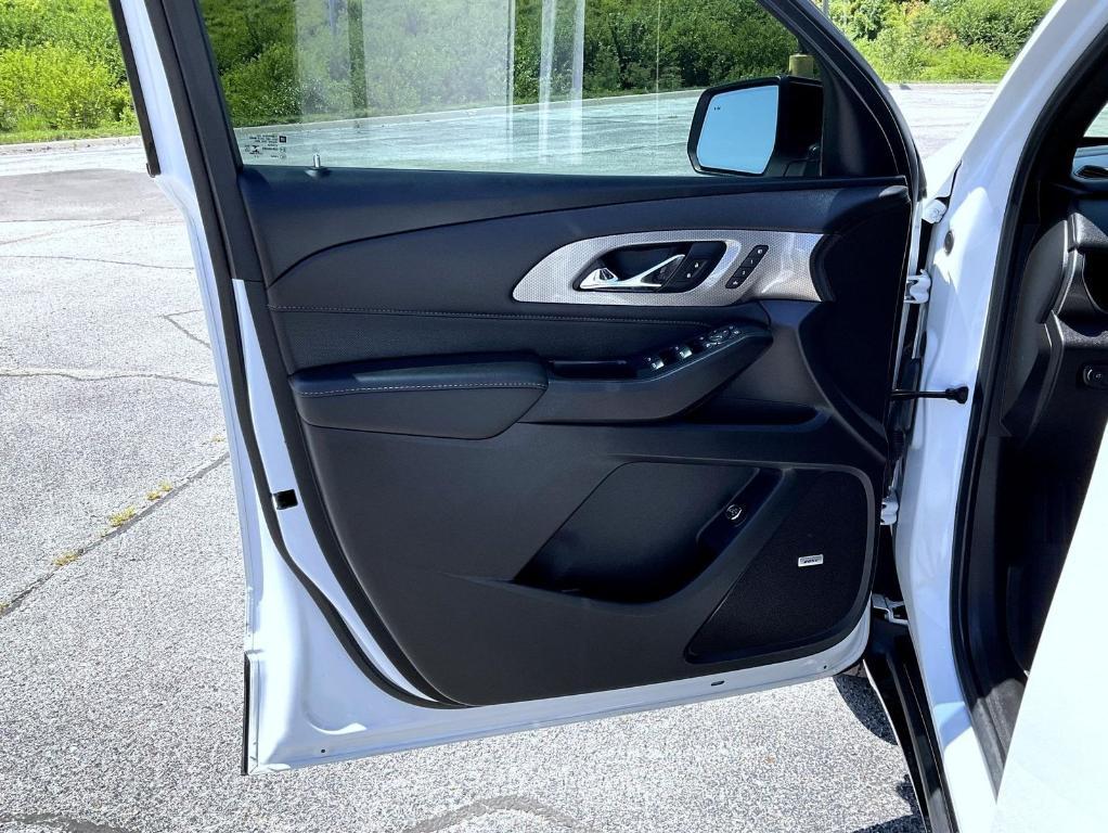 used 2022 Chevrolet Traverse car, priced at $38,701