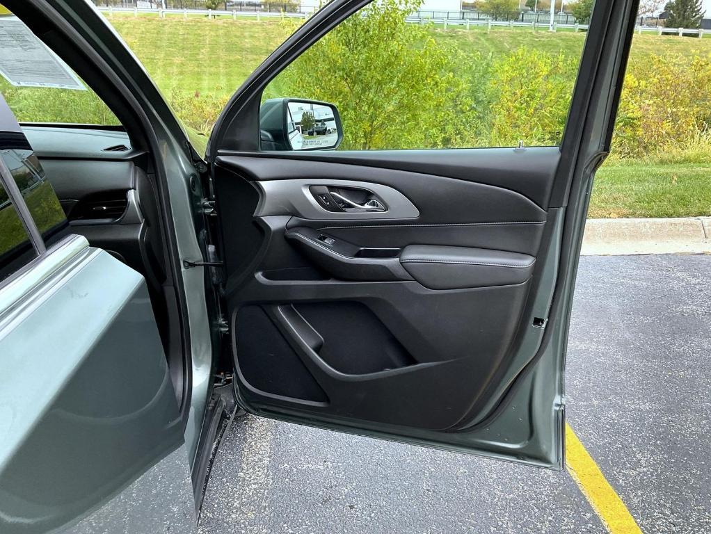 used 2023 Chevrolet Traverse car, priced at $31,980