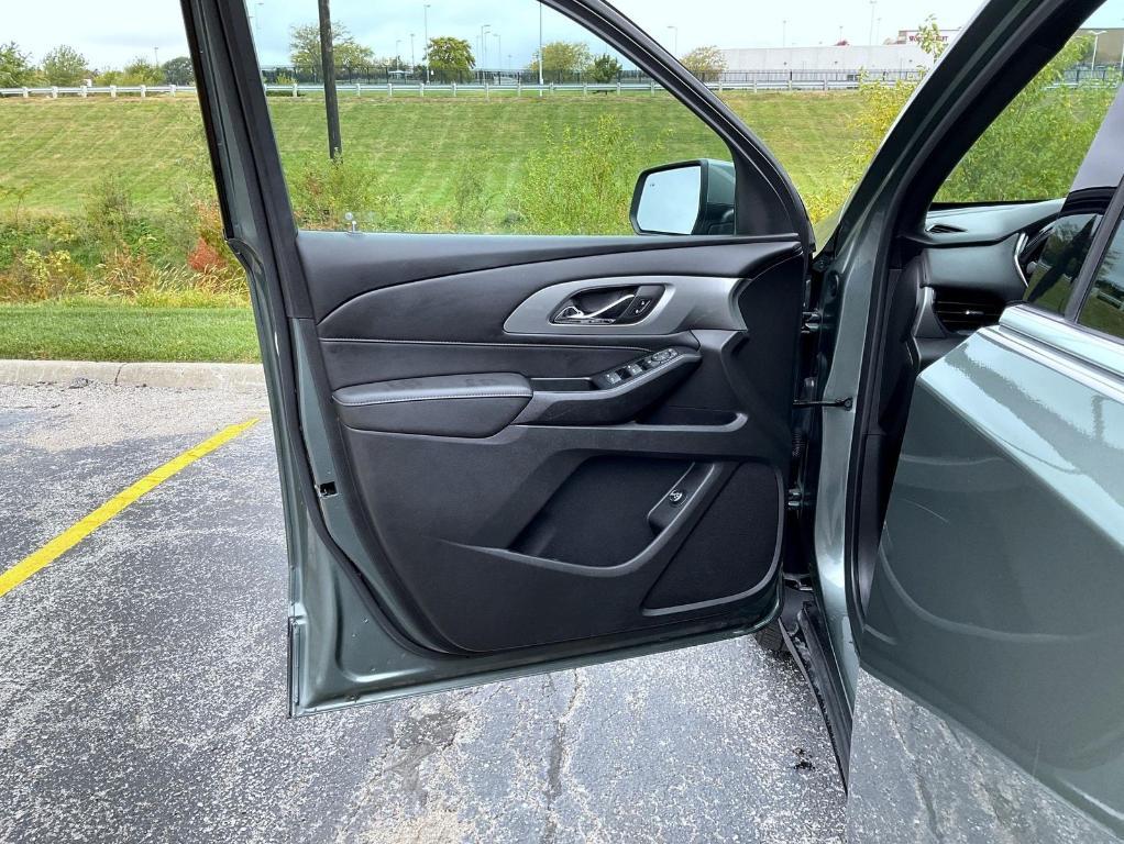 used 2023 Chevrolet Traverse car, priced at $31,980