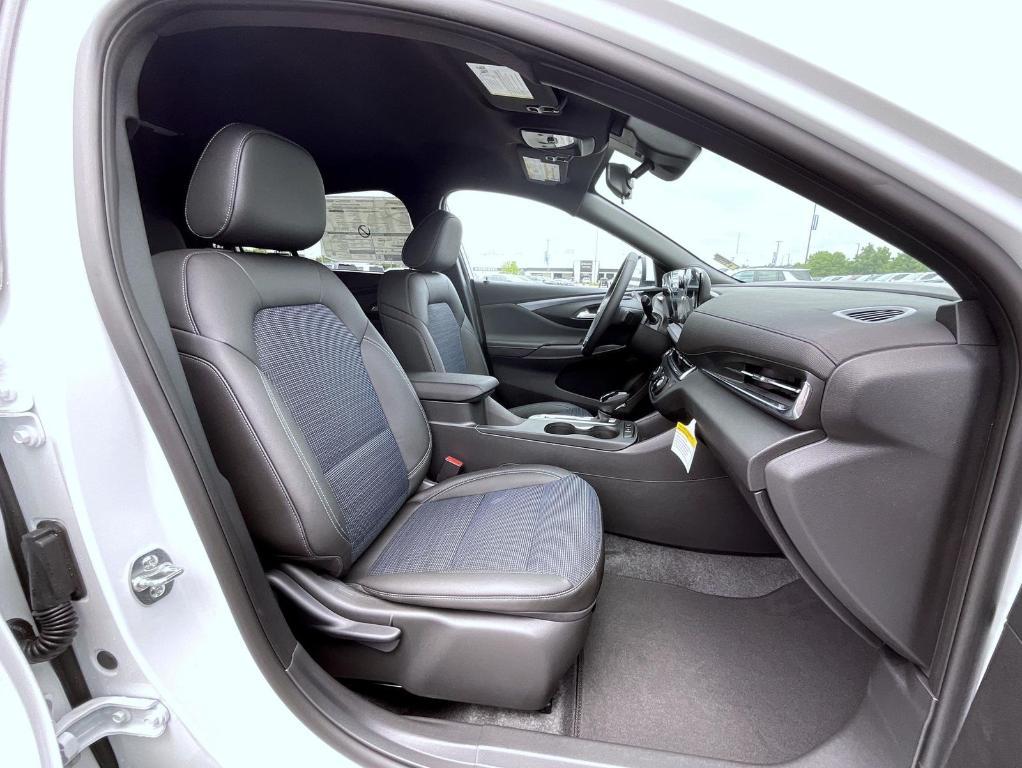 new 2025 Buick Envista car, priced at $26,489