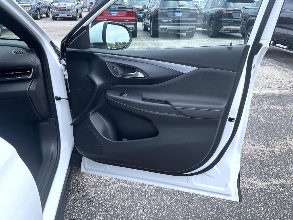 new 2025 Buick Envista car, priced at $26,489