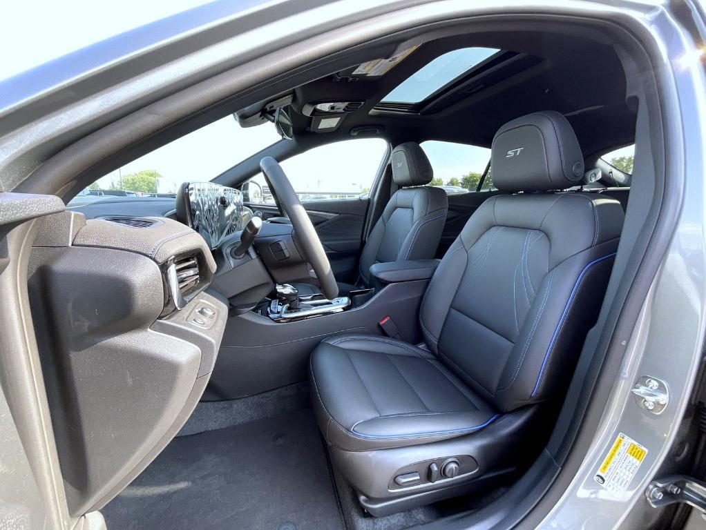 new 2025 Buick Envista car, priced at $29,513