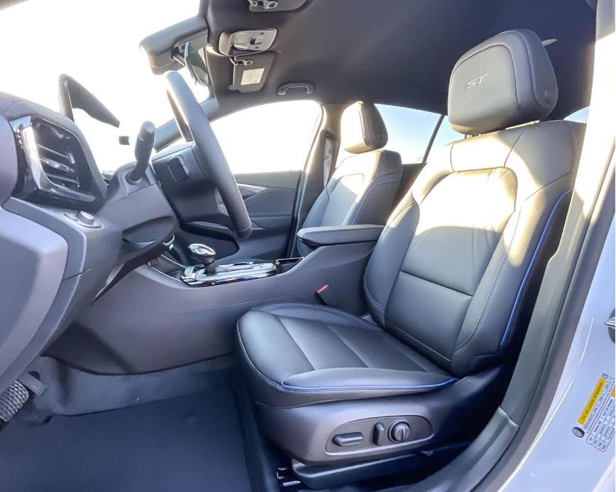 new 2025 Buick Envista car, priced at $27,984