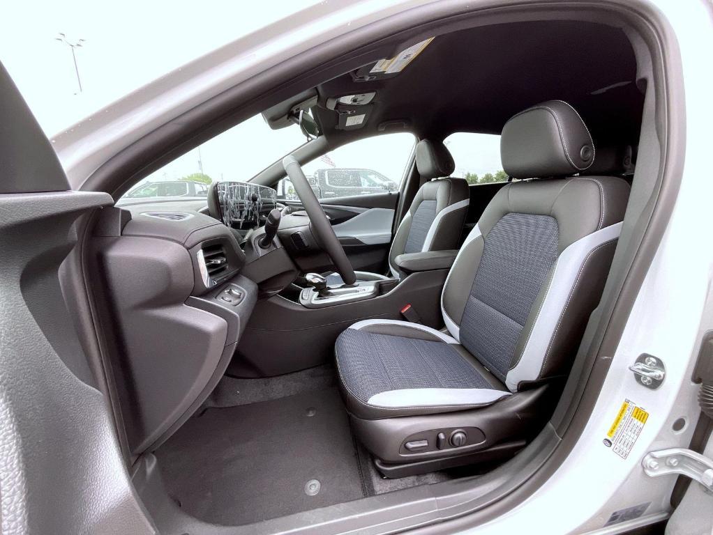 new 2025 Buick Envista car, priced at $25,936