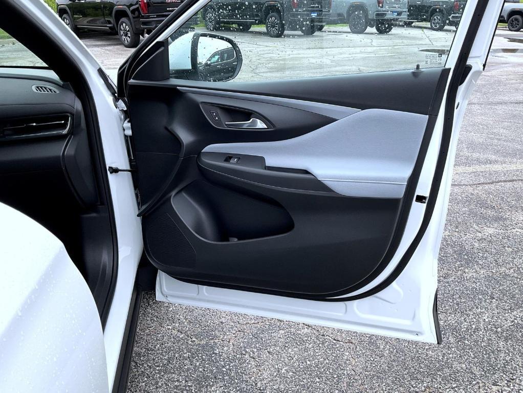 new 2025 Buick Envista car, priced at $25,936