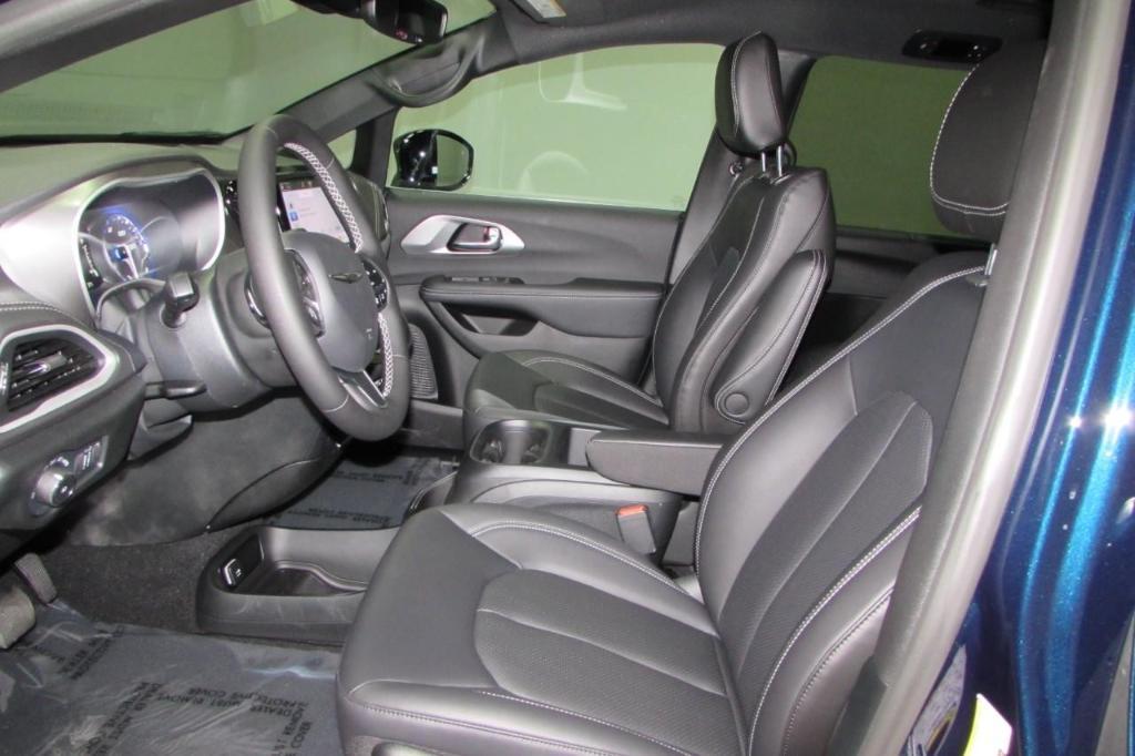 new 2025 Chrysler Pacifica car, priced at $41,767
