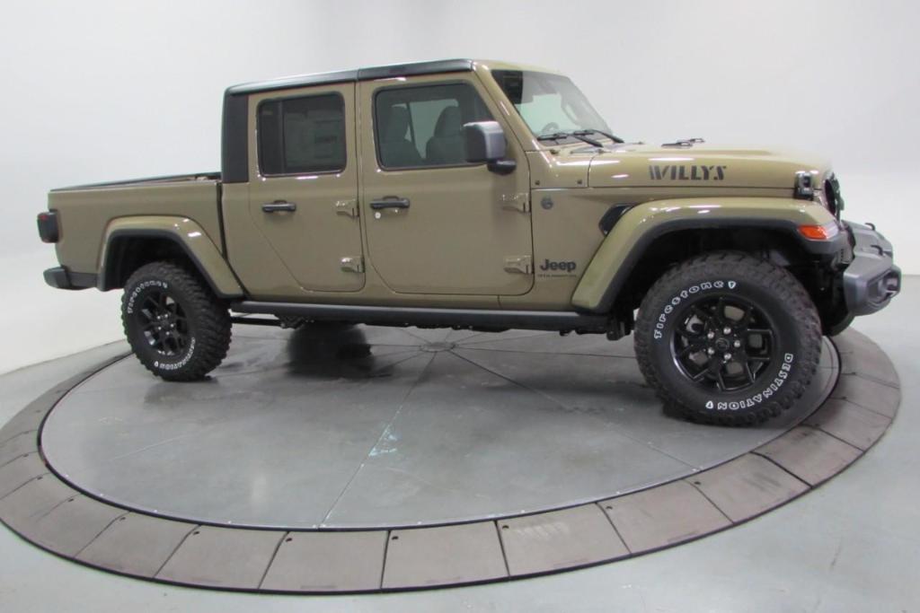new 2025 Jeep Gladiator car, priced at $48,177