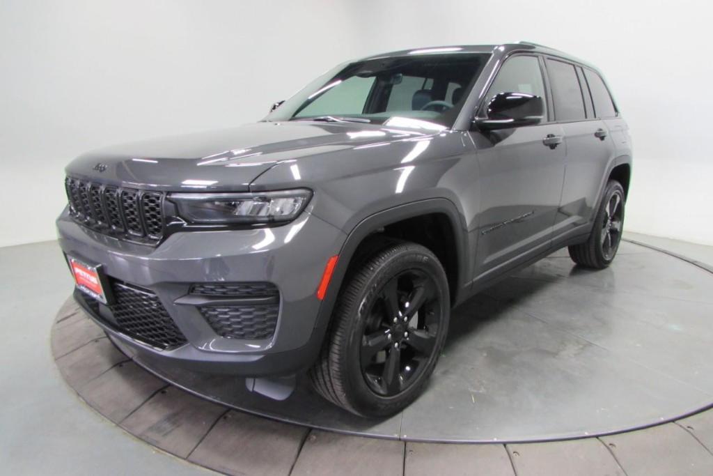 new 2025 Jeep Grand Cherokee car, priced at $45,566