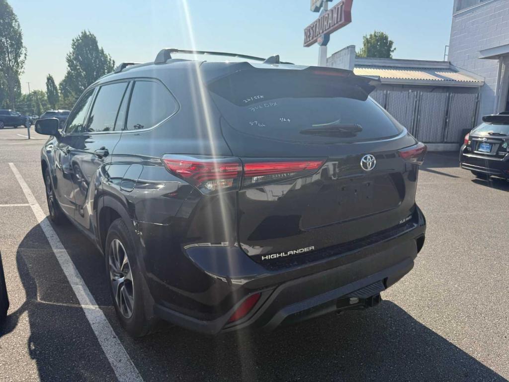used 2022 Toyota Highlander car, priced at $39,995