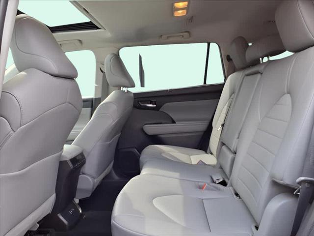 used 2022 Toyota Highlander car, priced at $35,987