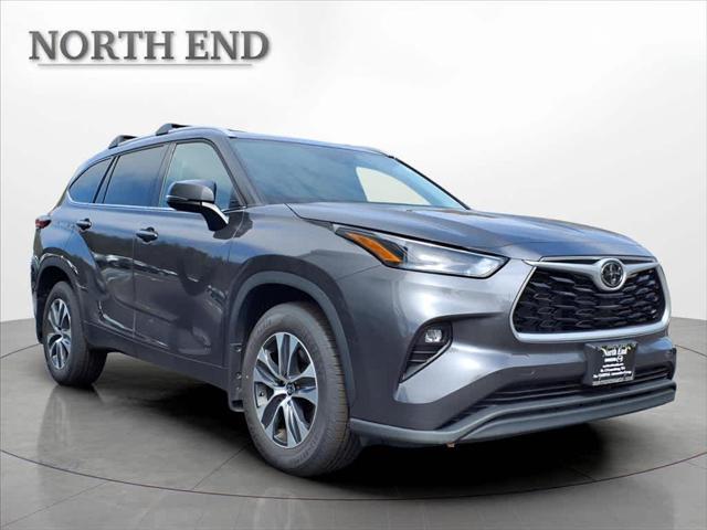 used 2022 Toyota Highlander car, priced at $35,987