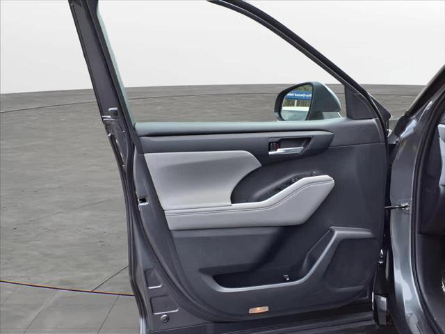 used 2022 Toyota Highlander car, priced at $35,987