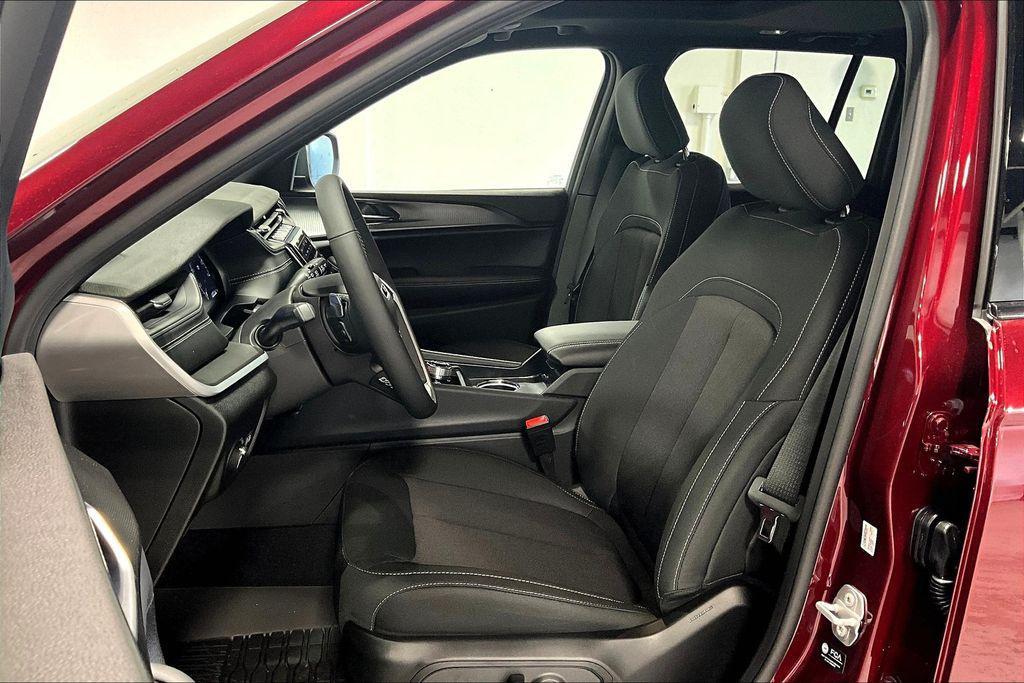 new 2025 Jeep Grand Cherokee car, priced at $42,170