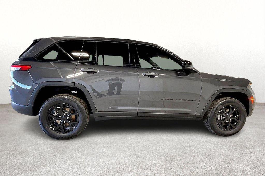 new 2025 Jeep Grand Cherokee car, priced at $41,480