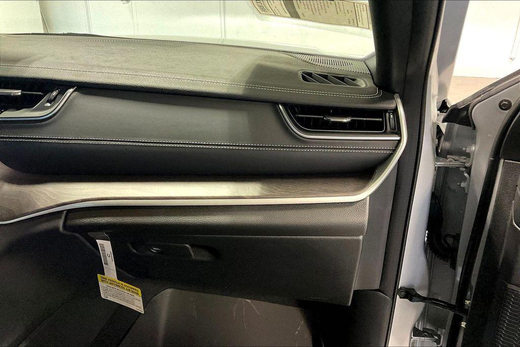 new 2025 Jeep Grand Cherokee car, priced at $47,495