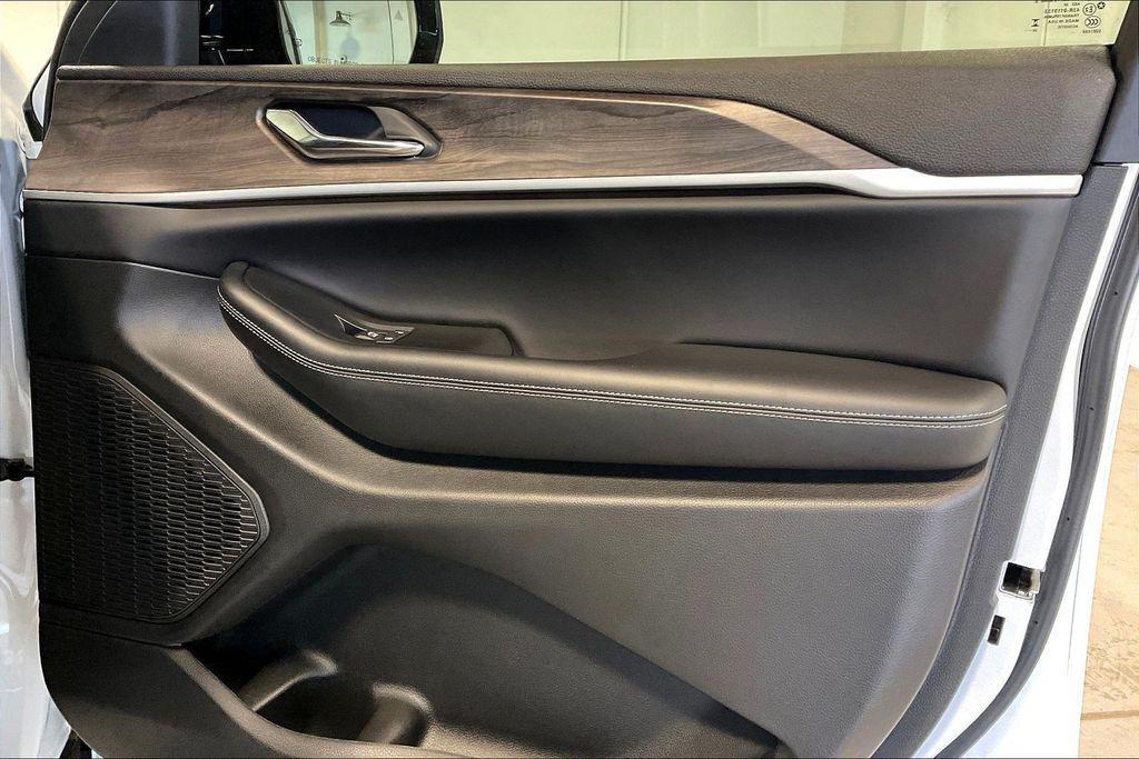 new 2025 Jeep Grand Cherokee car, priced at $47,625