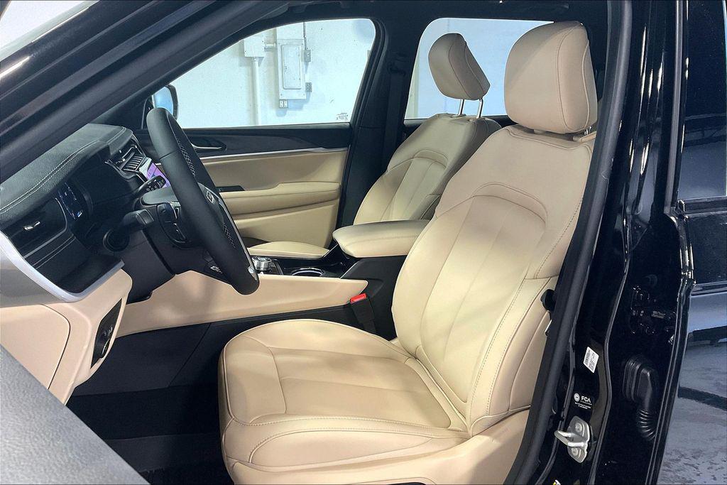 new 2025 Jeep Grand Cherokee car, priced at $52,735