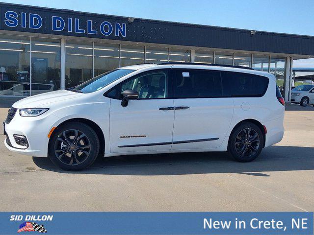 new 2024 Chrysler Pacifica car, priced at $47,195