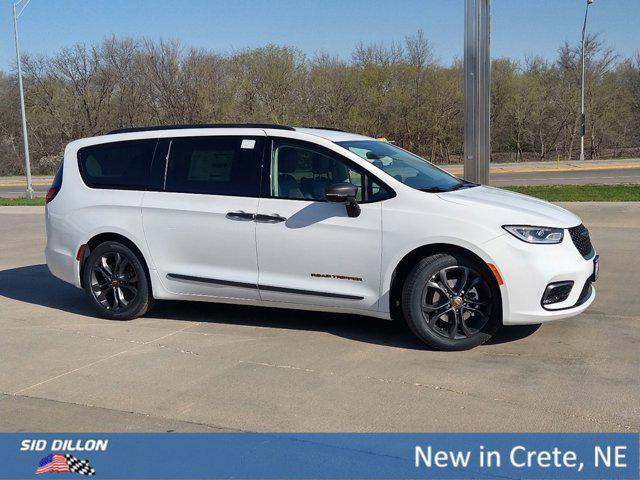 new 2024 Chrysler Pacifica car, priced at $47,195