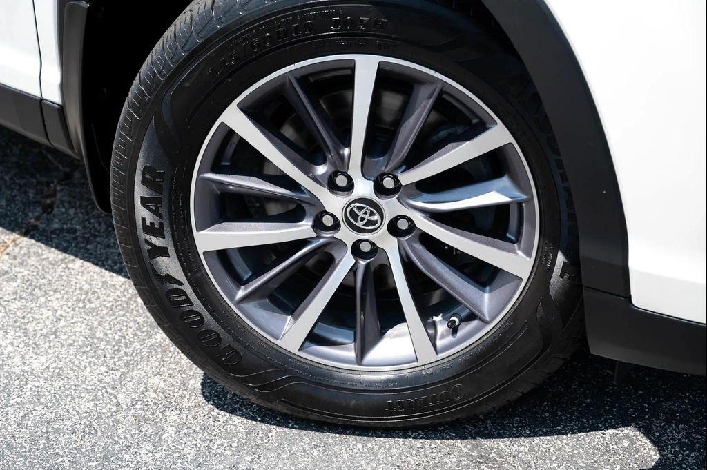 used 2019 Toyota Highlander car, priced at $25,995