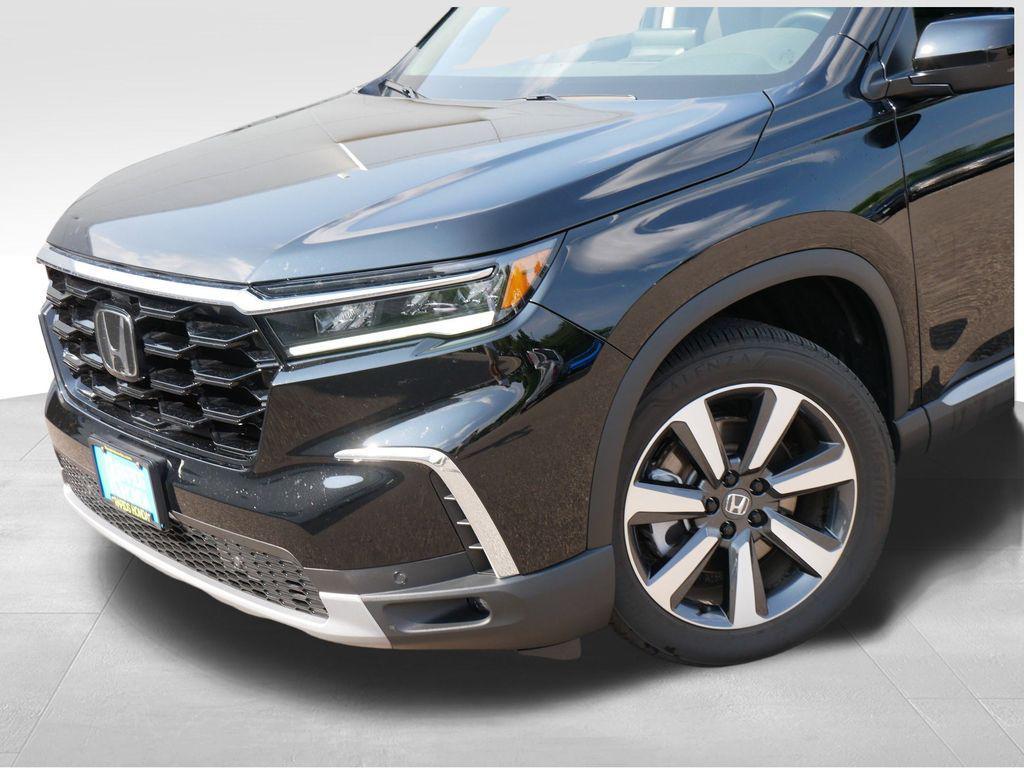 used 2025 Honda Pilot car, priced at $41,219