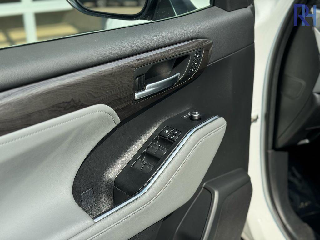 used 2023 Toyota Highlander car, priced at $42,736