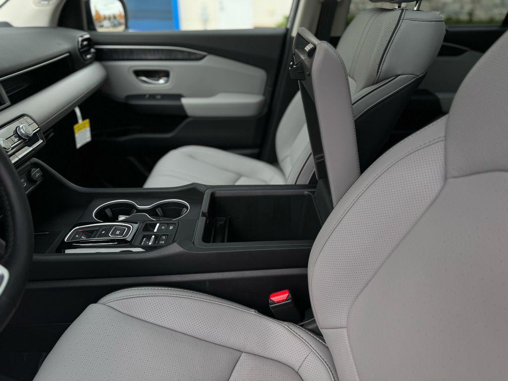 used 2025 Honda Pilot car, priced at $47,622
