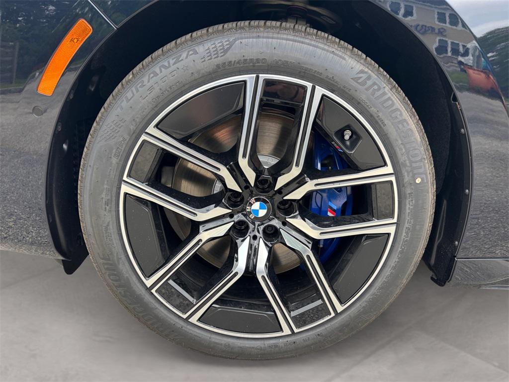 new 2025 BMW 760 car, priced at $137,025