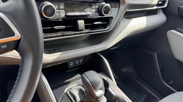 used 2022 Toyota Highlander car, priced at $38,999