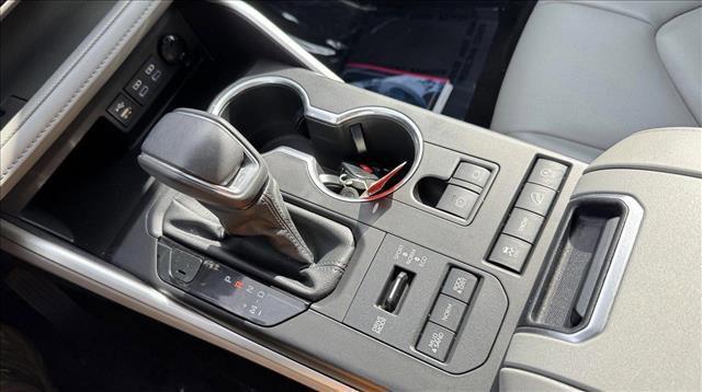 used 2022 Toyota Highlander car, priced at $38,999