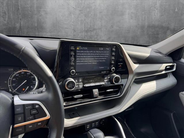 used 2022 Toyota Highlander car, priced at $38,999