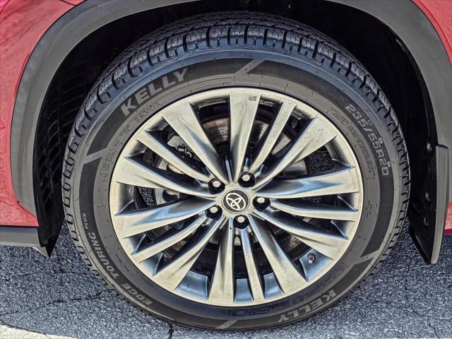 used 2021 Toyota Highlander car, priced at $35,426