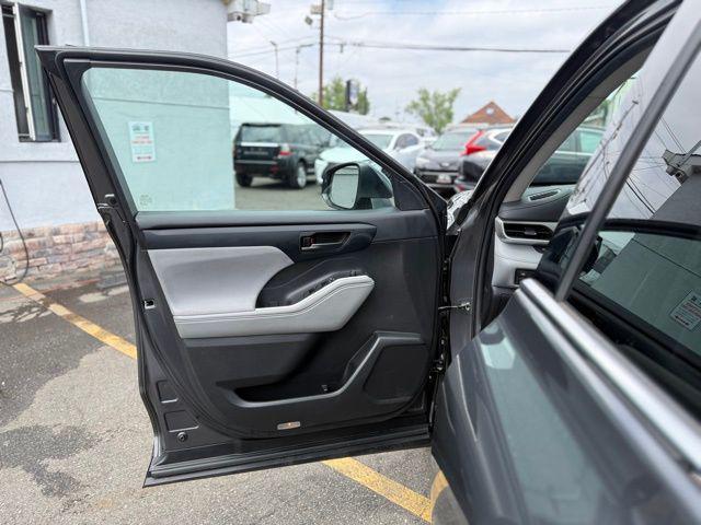 used 2022 Toyota Highlander car, priced at $31,495
