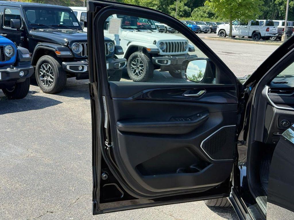 used 2022 Jeep Grand Cherokee car, priced at $33,999