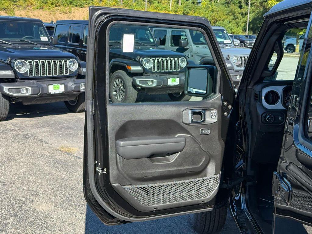new 2025 Jeep Wrangler car, priced at $46,345