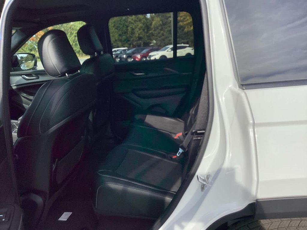 new 2025 Jeep Grand Cherokee car, priced at $38,277
