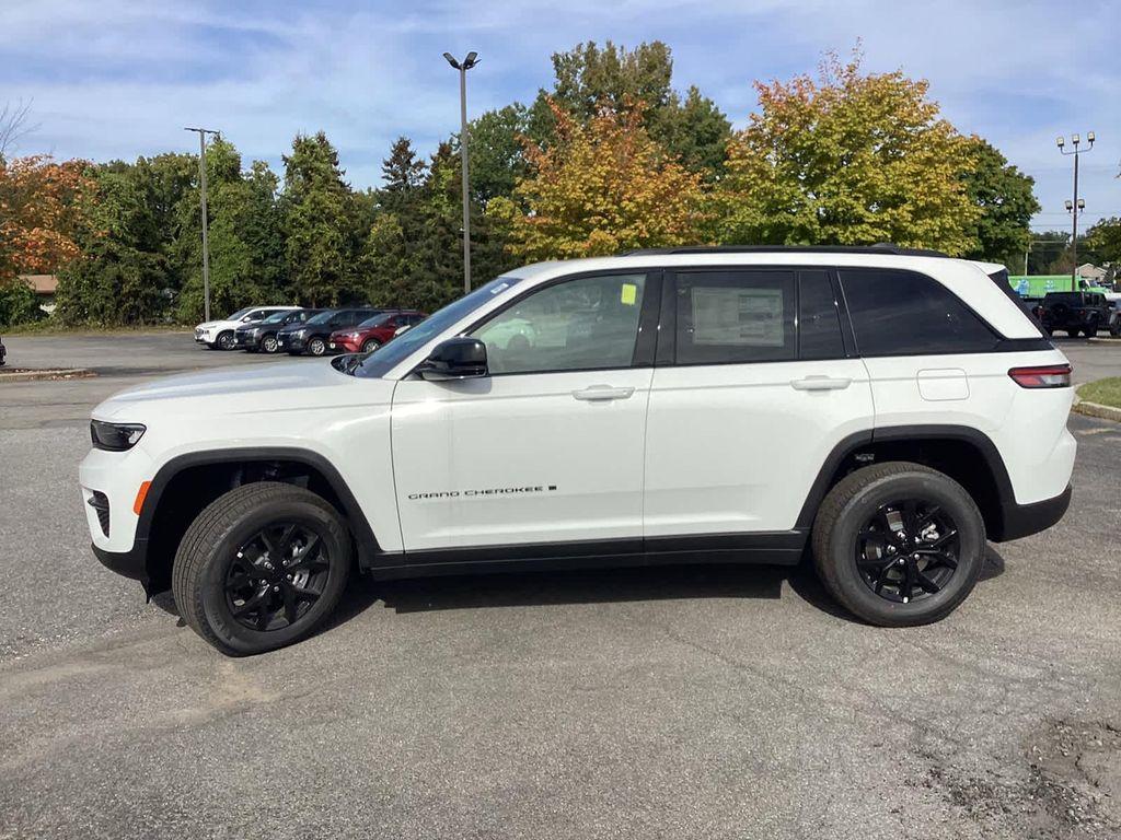 new 2025 Jeep Grand Cherokee car, priced at $38,277