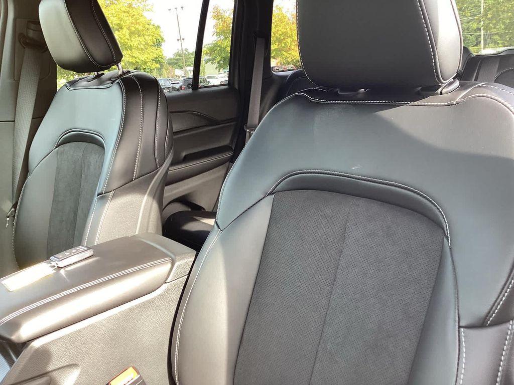 new 2025 Jeep Grand Cherokee car, priced at $38,277