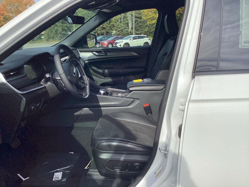 new 2025 Jeep Grand Cherokee car, priced at $38,277