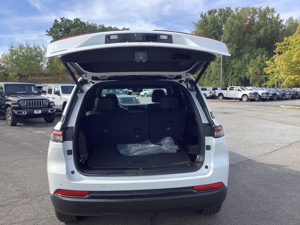 new 2025 Jeep Grand Cherokee car, priced at $38,277