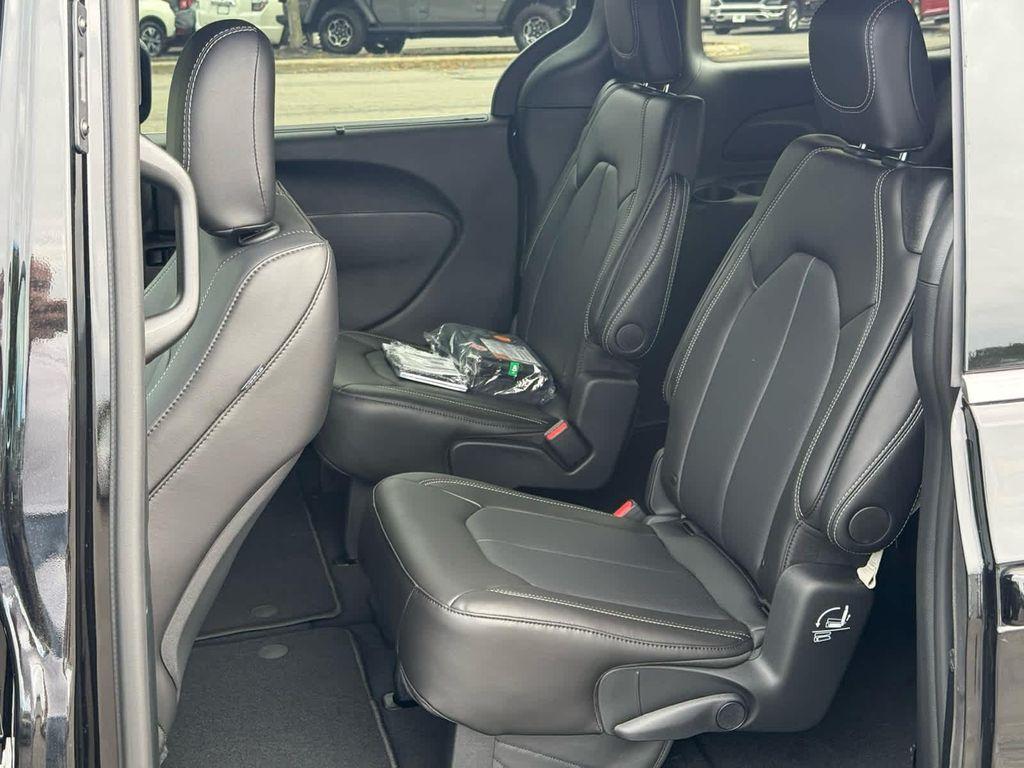 new 2026 Chrysler Pacifica car, priced at $39,918
