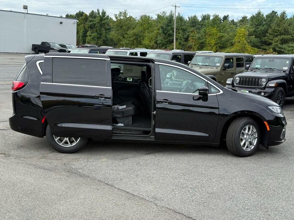 new 2026 Chrysler Pacifica car, priced at $39,918